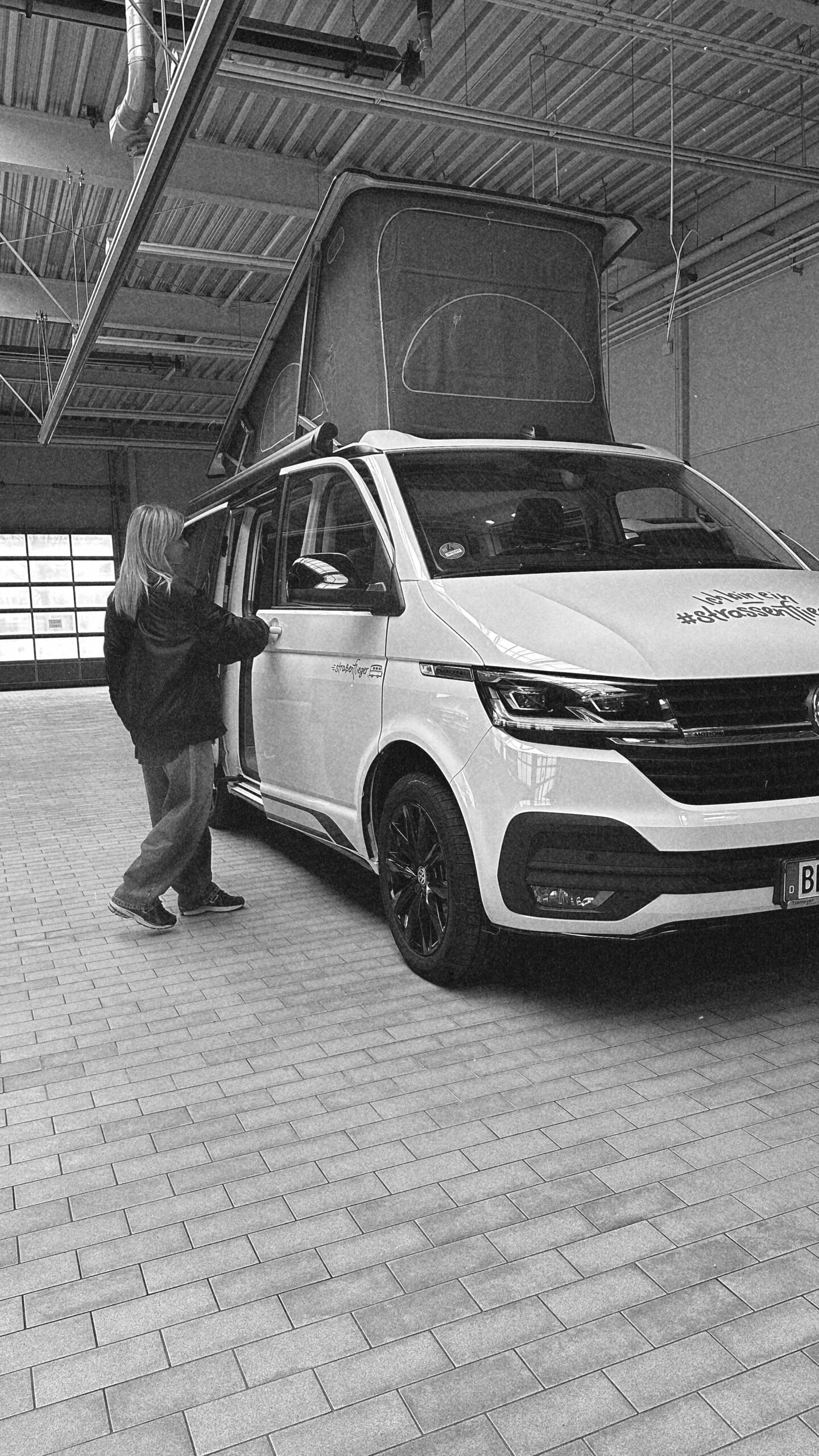 Gewinne ein Wochenende mit dem VW California Ocean @strassenflieger 

Wie ? 
• folgt @genausonurande...